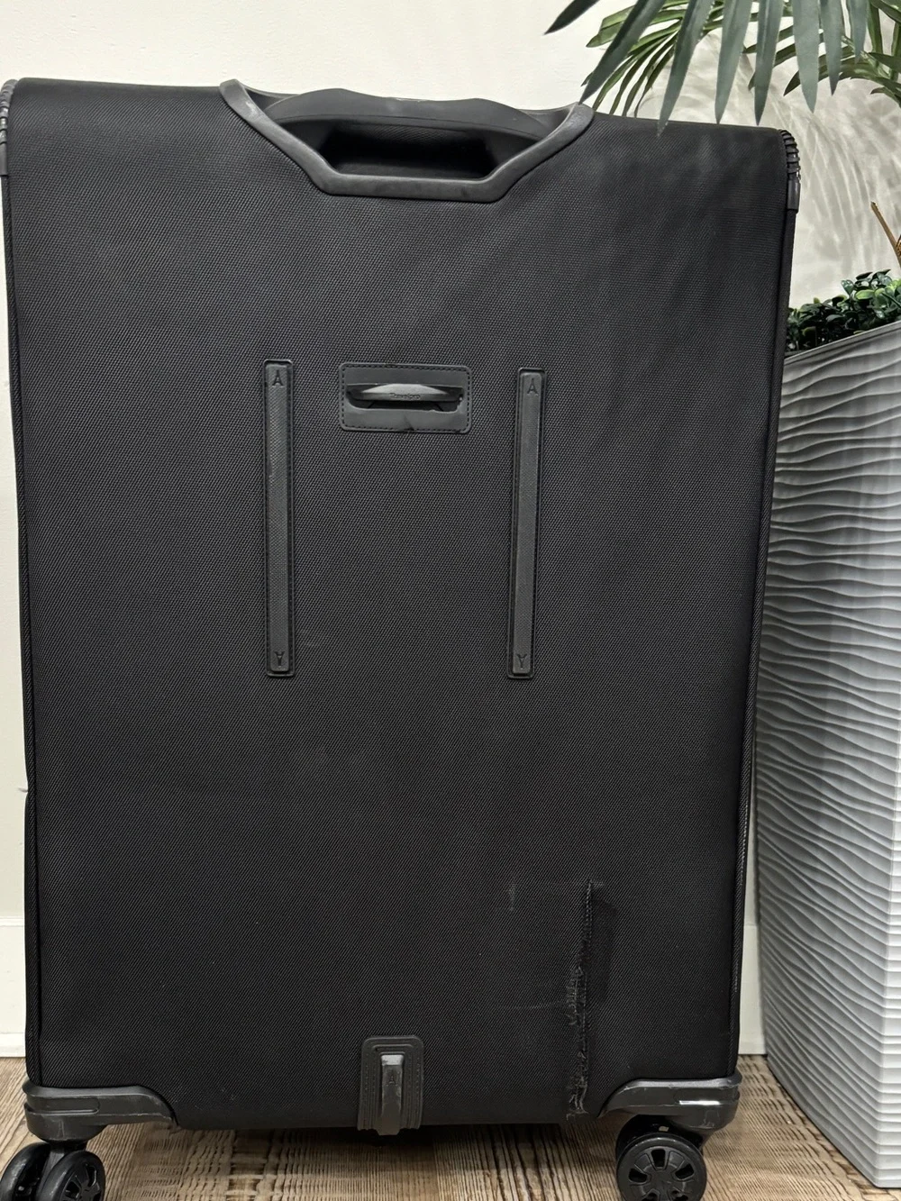 Travelpro Crew Classic Medium Check-In Black Spinner Luggage Classic Travel Case